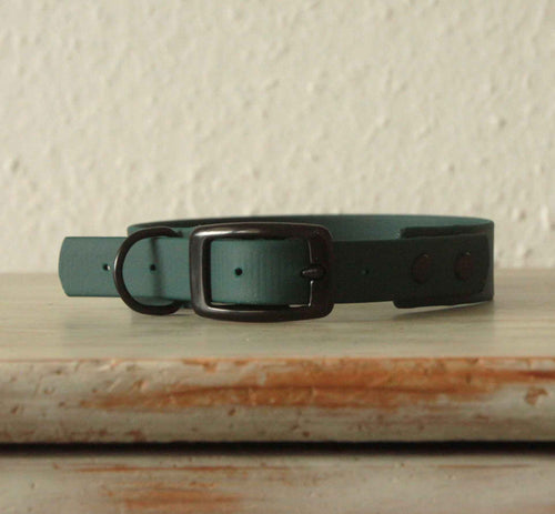 Dunkelgrünes BioThane® Hundehalsband von LURO BERLIN in Detailaufnahme