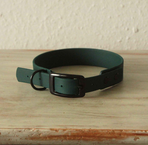 Dunkelgrünes BioThane® Hundehalsband von LURO BERLIN in Detailaufnahme