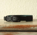 BioThane® Hundehalsband von LURO BERLIN in der Farbe Dunkelgrün Schwarz in Detailaufnahme