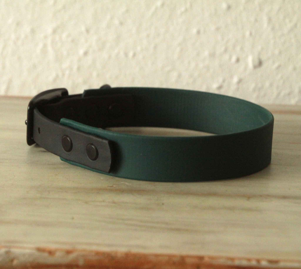 BioThane® Hundehalsband von LURO BERLIN in der Farbe Dunkelgrün Schwarz in Detailaufnahme