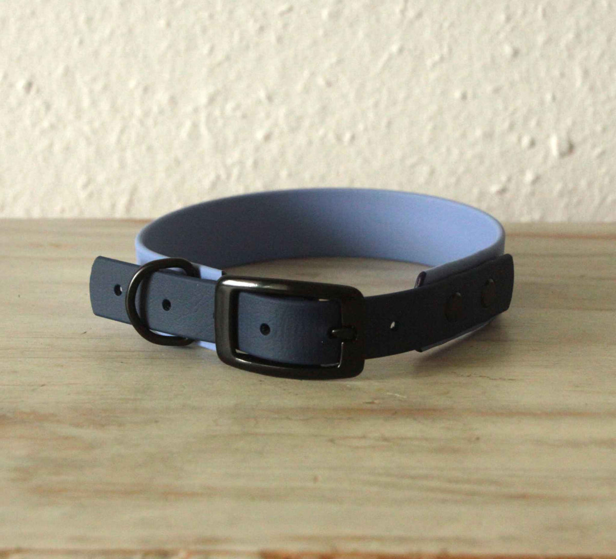 BioThane® Hundehalsband von LURO BERLIN in der Farbe Periwinkle-Dunkelblau, in Detailaufnahme