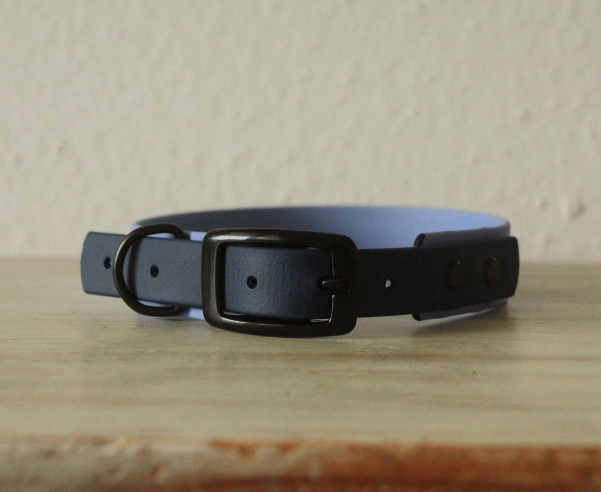 BioThane® Hundehalsband von LURO BERLIN in der Farbe Periwinkle-Dunkelblau, in Detailaufnahme