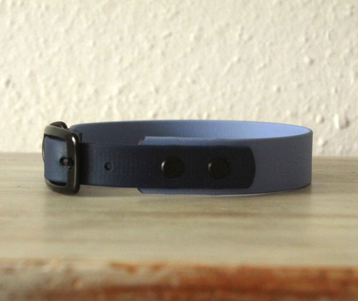 BioThane® Hundehalsband von LURO BERLIN in der Farbe Periwinkle-Dunkelblau, in Detailaufnahme