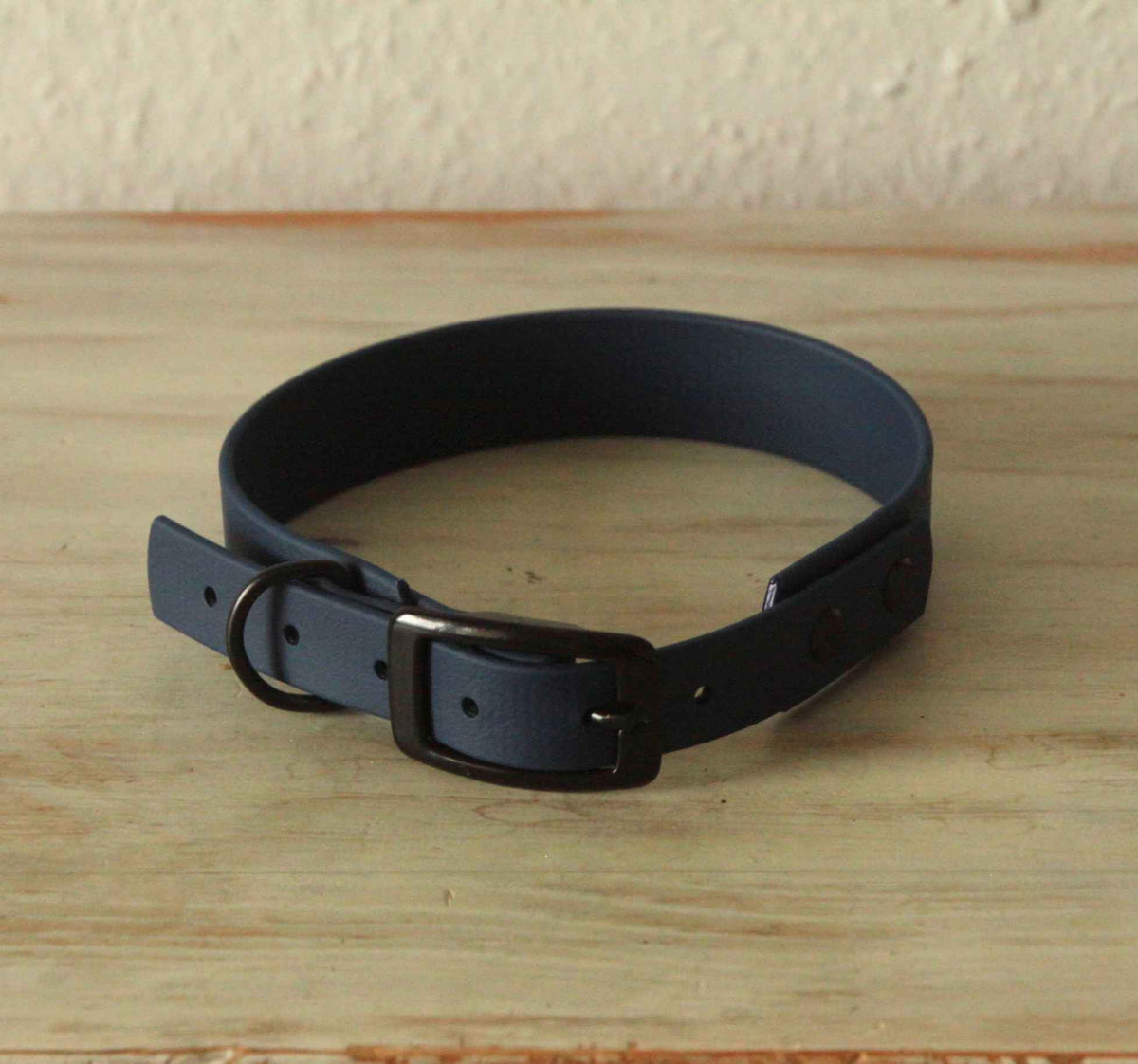 Dunkelblaues BioThane® Hundehalsband von LURO BERLIN in Detailaufnahme