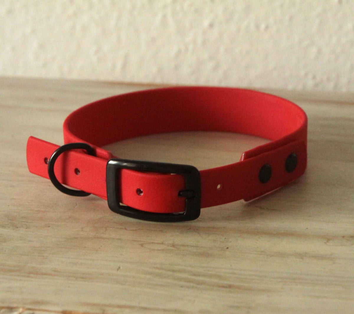 Rotes BioThane® Hundehalsband von LURO BERLIN in Detailaufnahme
