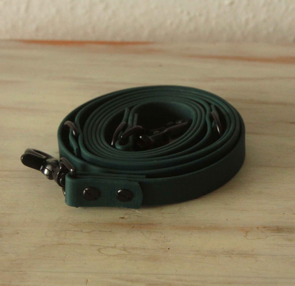 Dunkelgrünes BioThane® Hundehalsband von LURO BERLIN in Detailaufnahme