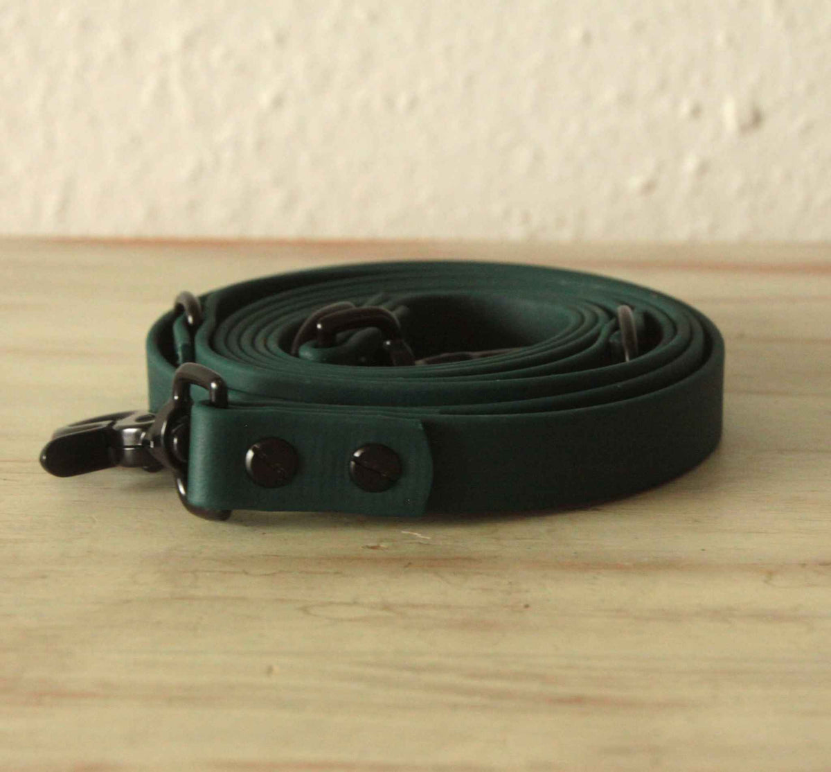 Dunkelgrünes BioThane® Hundehalsband von LURO BERLIN in Detailaufnahme