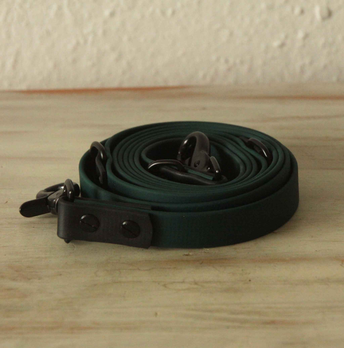 BioThane® Hundeleine von LURO BERLIN in der Farbe Dunkelgrün Schwarz in Detailaufnahme