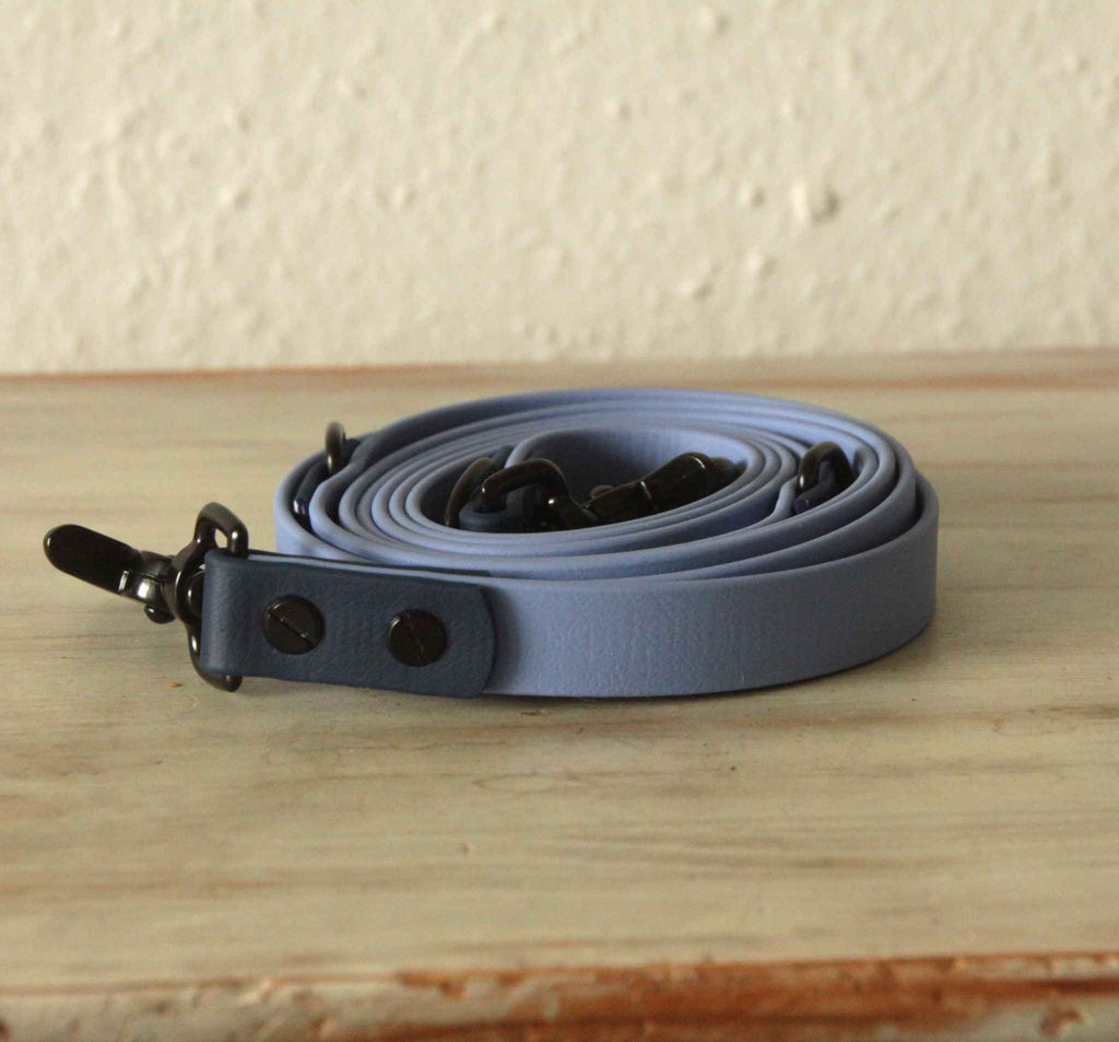 BioThane® Hundeleine von LURO BERLIN in der Farbe Periwinkle-Dunkelblau, in Detailaufnahme