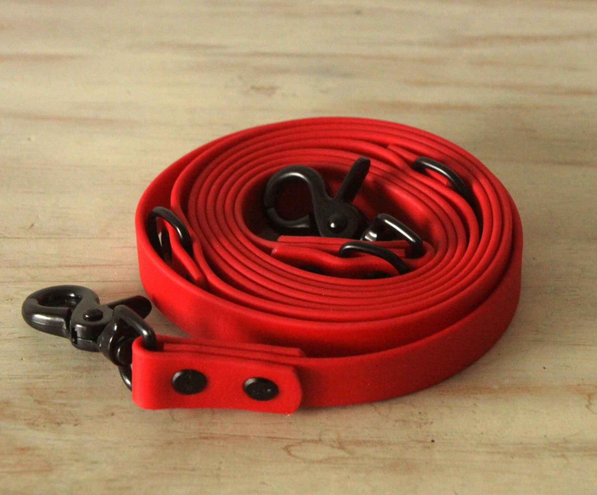 Rote BioThane® Hundeleine von LURO BERLIN in Detailaufnahme